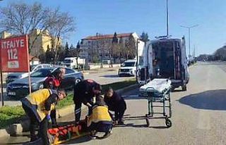 Edirne’de kırmızı ışıkta geçen yayaya araç...