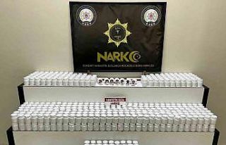 Edremit’te araçta 42 bin 600 sentetik ecza ele...