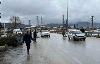 Eğirdir’de otomobil bariyerlere çarptı: 1 yaralı