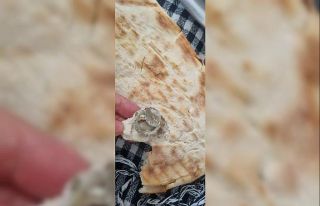 Ekmeğin içerisinden bozuk para halkası çıktı