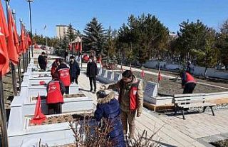 El ele verip mezarlıkları temizlediler