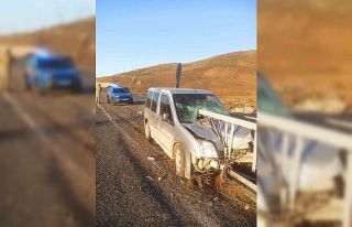 Elazığ araç bariyerlere ok gibi saplandı: 2 yaralı
