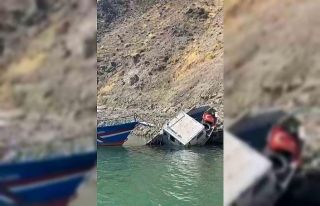 Elazığ’da fırtınaya dayanamayan tekne suya gömüldü