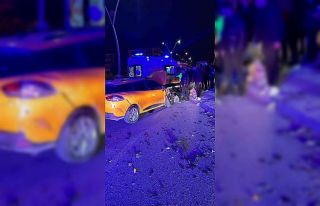 Elazığ’da hafif ticari araçla taksi çarpıştı:...