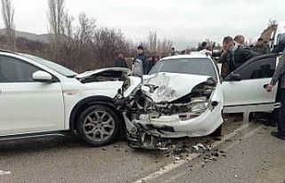 Elazığ’da iki otomobil çarpıştı: 9 yaralı