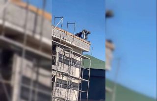 Elazığ’da işçilerin çatıda tehlikeli çalışması