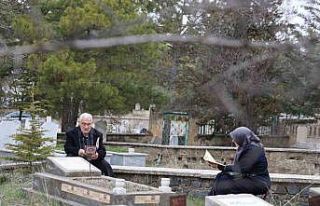 Elazığ’da mezarlıklarda ziyaretçi yoğunluğu