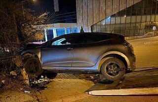 Elazığ’da otomobil istinat duvarına çarptı:...