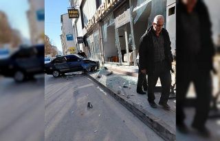 Elazığ’da otomobil, mobilya mağazasına girdi