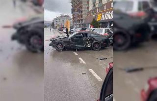 Elazığ’da otomobil park halindeki 4 araca çarptı