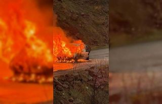 Elazığ’da yanan otomobil küle döndü