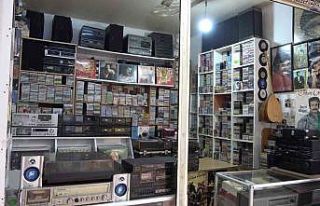 Emekli olunca evdeki kaset ve plaklarla iş yeri açtı