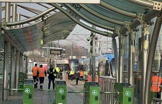 Eminönü’nde tramvay raydan çıktı