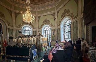 Emirsultan Türbesin’deki sakal-ı şerife ziyaretçi...