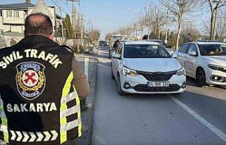 Emniyet şeridinde gidenler drona yakalandı: 10 dakikada...