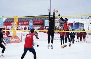 Erciyes’te kar voleybolu heyecanı