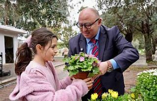 Erdemli’de kabir ziyaretine gelenlere çiçek dağıtıldı