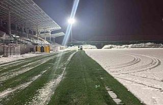 Eren Stadyumu’nda kar temizliği