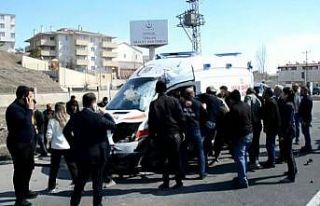 Erzincan’da ambulans ile tır çarpıştı: 2 sağlık...