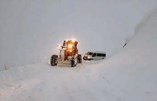 Erzincan’da kardan kapanan 335 köy yolu ulaşıma...