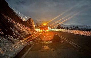 Erzincan’da yamaçtan kopan kayalar yola düştü