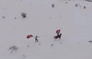 Erzincan’ın beyaz örtüsünde farklı snowboard...