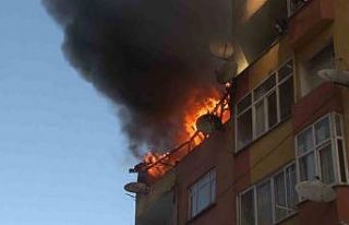 Esenler’de 4 katlı binanın çatısı alev alev...