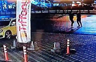 Eşiyle yürüdüğü sırada tanımadığı kişi...