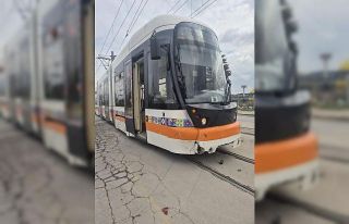 Eskişehir’de otomobille tramvay çarpıştı: 2...