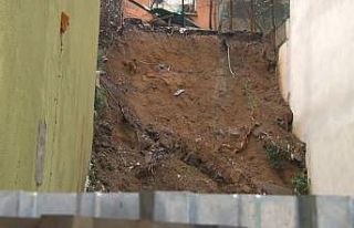 Eyüpsultan’da istinat duvarı çöktü