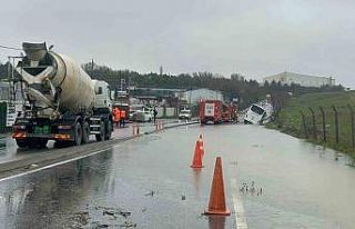 Eyüpsultan’da servis aracı su dolu kanalda yan...