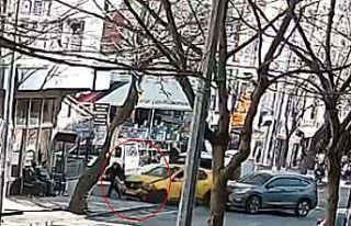 Ezilmekten son anda kurtulan yaşlı kadın kameraya...