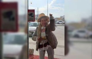 Fark ücreti vermek istemeyen kadın eczaneye taşla...