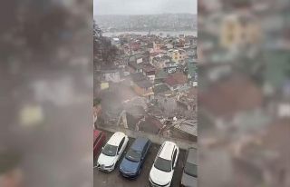 Fatih’te çöken binadan dumanların yükseldiği...