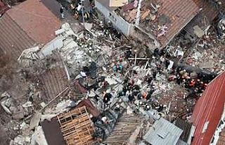 Fatih’te henüz bilinmeyen bir nedenle bina çöktü....