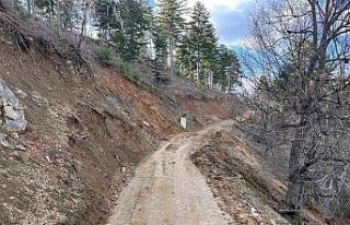 Feke’de kar ve heyelanla mücadele sürüyor