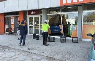 Fren yapmak yerine gaza basan otomobil süpermarkete...