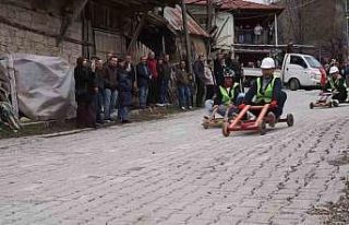 Fren yok, heyecan çok, geleneksel tahta araba yarışı...