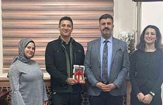 Gazeteci-yazar İbrahimoğlu öğrencilerle bir araya...