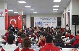 Gaziantep Kolej Vakfı öğrencileri, gönül sofrasında...