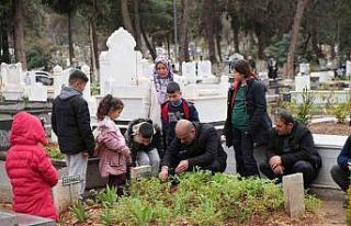 Gaziantep’te bayram öncesi mezarlıklarda ziyaretçi...