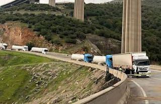 Gaziantep’te iki tır kafa kafaya çarpıştı:...