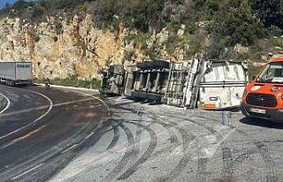 Gazipaşa’da muz yüklü tır devrildi