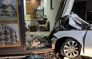 Gazipaşa’da otomobil iş yerine girdi: 3 yaralı