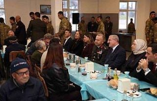 Gelibolu’da şehit aileleri, gaziler ve askerlerle...