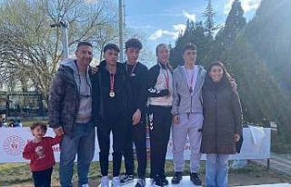 Genç atletler pistte kozlarını paylaştı