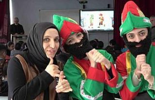 Genç kadınlar, Karagöz ile Hacivat olup "Kâbe’de...