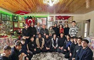 Gençler bayram öncesi şehit ailelerini ziyaret...
