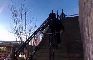 Gençlerin bisikletle merdivenler üzerindeki gösterisi...