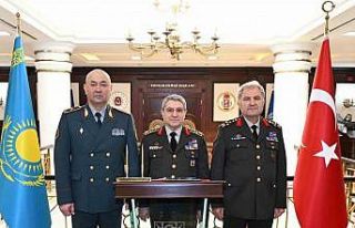 Genelkurmay Başkanı Bayraktaroğlu, Kazakistan Kara...